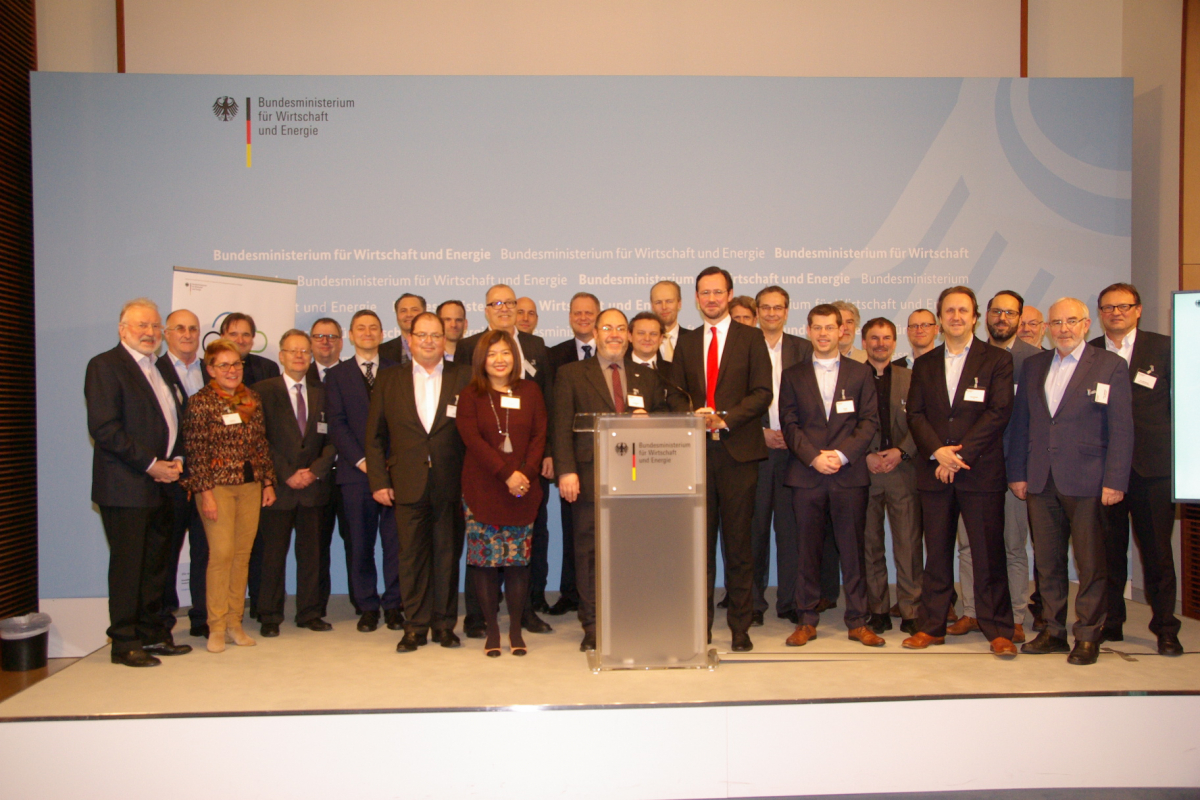 Die Teilnehmerinnen und Teilnehmer mit dem Parlamentarischen Staatssekretär bei der Bundesministerin für Wirtschaft und Energie, Dirk Wiese im Rahmen der Trusted Cloud Lounge am 17.01.2018